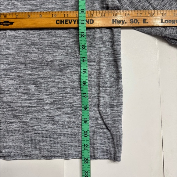 Athleta Women’s Size XS Heather Gray Long Sleeve Tee T-Shirt Athletic - Picture 5 of 6